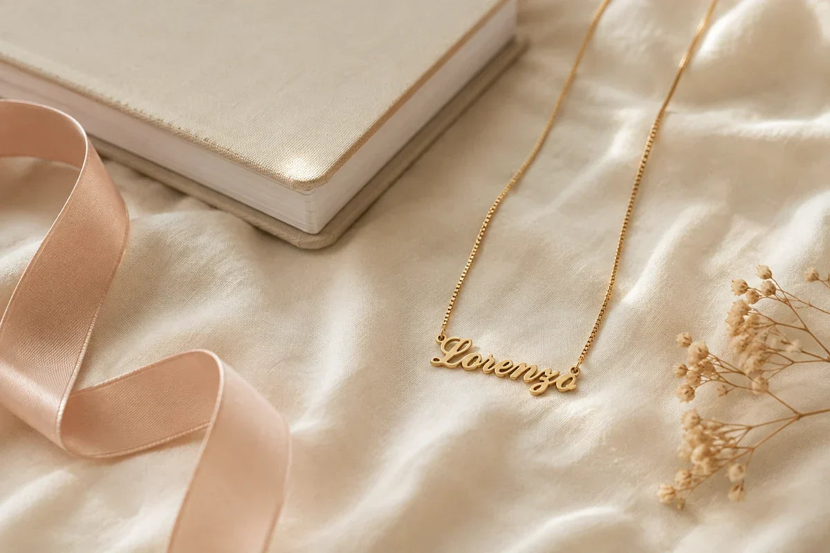 Cadeau naissance pour maman avec collier prénom et carnet de souvenirs