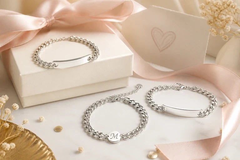 Bijoux personnalisés pour couple présentés dans un coffret cadeau romantique