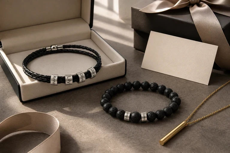 Bijoux personnalisés pour homme présentés dans un coffret cadeau