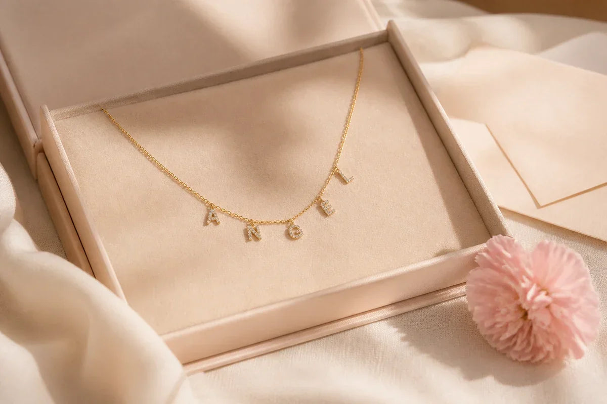 Idée cadeau femme : collier à lettres dans un écrin poudré